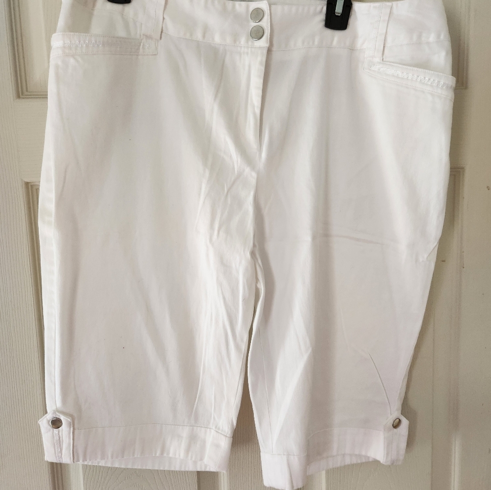 Women's white Bermuda shorts NWOT
